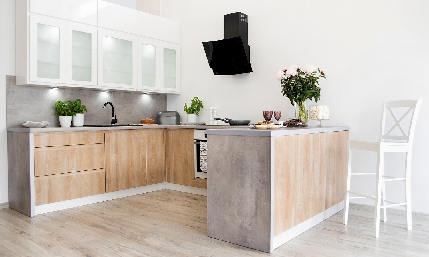 Układ mebli w kuchni – praktyczne rozwiązania do każdego pomieszczenia