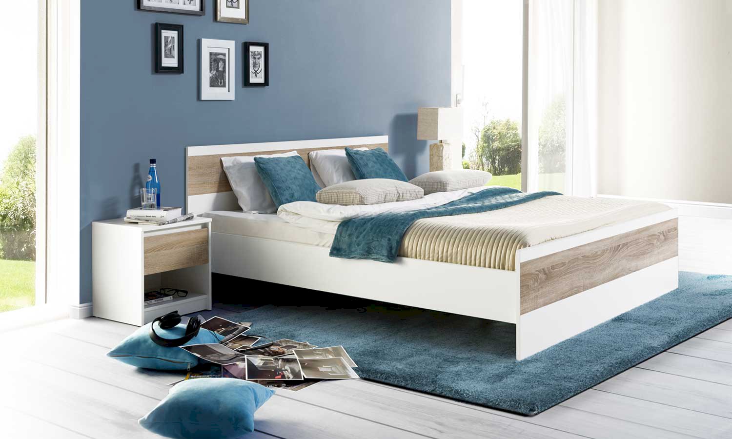 Biała sypialnia z drewnem – inspiracje do Twojego mieszkania
