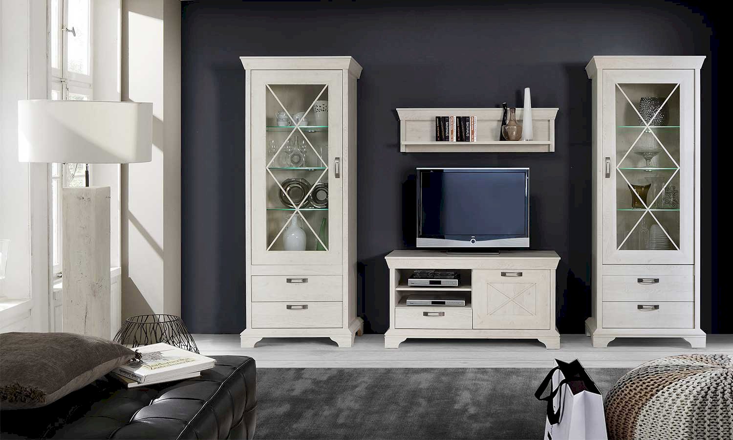 Granatowy salon – inspiracje do nowoczesnych mieszkań